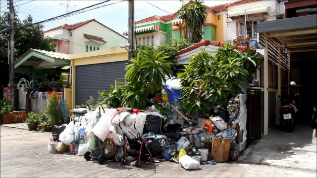 เพื่อนบ้านเก็บขยะกองเป็นภูเขา ชาวบ้านเดือดร้อน