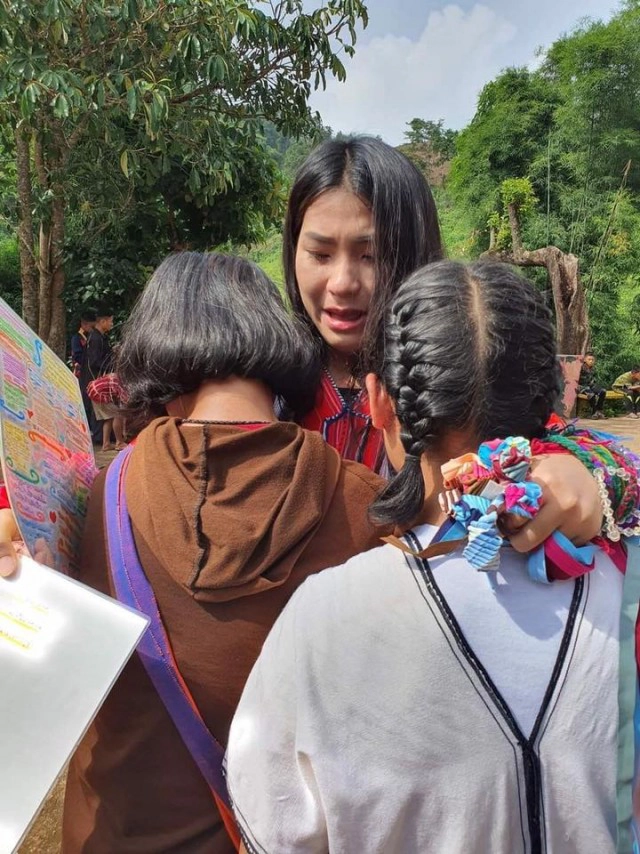 ครูสาวชายขอบ ย้ายไปสอนโรงเรียนใหม่นักเรียนทำซึ้ง มันคือน้ำตาความผูกพัน