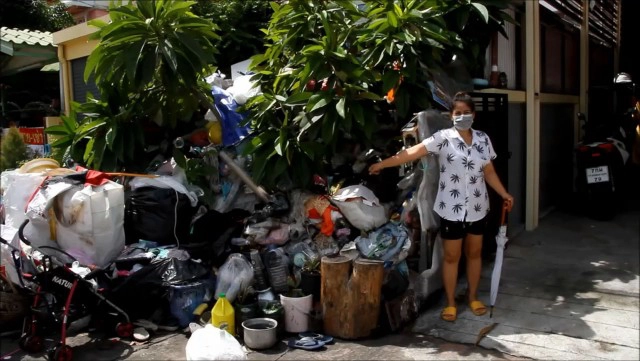 เพื่อนบ้านเก็บขยะกองเป็นภูเขา ชาวบ้านเดือดร้อน