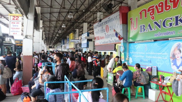 ขนส่งแน่นเจ้าหน้าที่ประกาศเตือนเว้นระยะห่างระวังโควิด 19