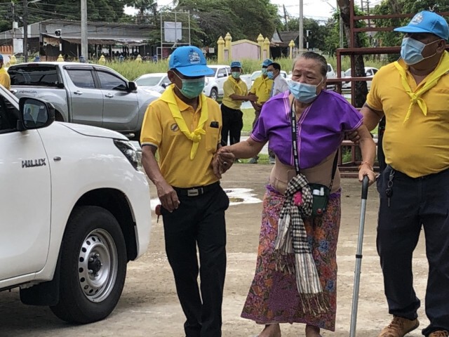 แห่ตรวจเชื้อโควิด-19 ที่รถพระราชทาน
