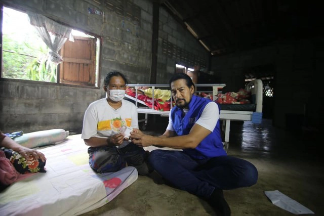 ครอบครัวสุดลำบากเลี้ยงคนป่วยติดเตียง แม่ชราขอแค่มีข้าวมีน้ำกินไปวันๆ