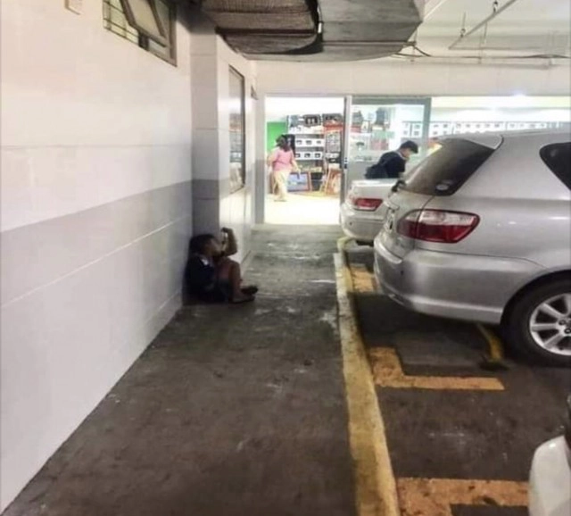 หนุ่มสะเทือนใจเห็นเด็กขายพวงมาลัย เหนื่อยหลับคากำแพง มือประคองดอกไม้