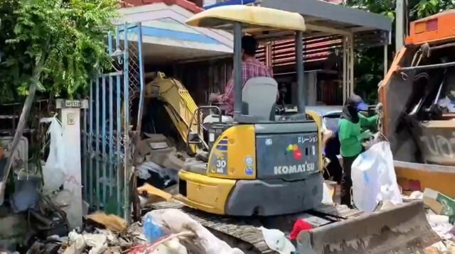 อบต.บางโฉลง นำรถแบคโคเข้าเคลียร์บ้านขยะ