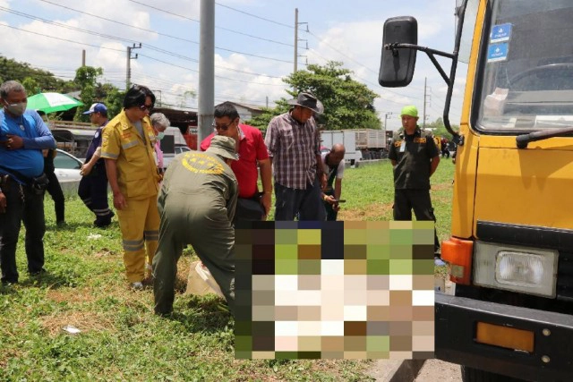 เจ้าหน้าที่กองช่างเทศบาลตำบลบางพูน ถูกไฟฟ้าช๊อตดับคากระเช้ารถยก