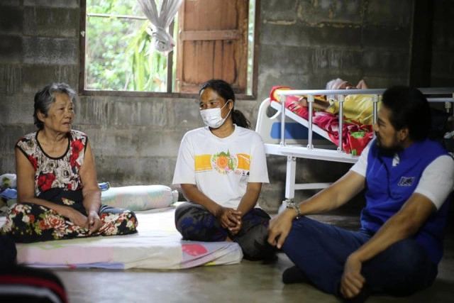 ครอบครัวสุดลำบากเลี้ยงคนป่วยติดเตียง แม่ชราขอแค่มีข้าวมีน้ำกินไปวันๆ