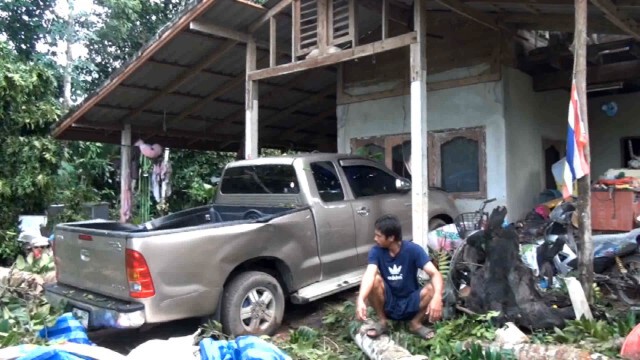 พายุพัดถล่มบ้านกว่า 50 หลัง ไฟฟ้าดับทั้งหมู่บ้าน