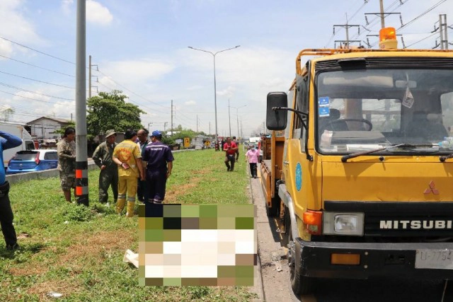 เจ้าหน้าที่กองช่างเทศบาลตำบลบางพูน ถูกไฟฟ้าช๊อตดับคากระเช้ารถยก