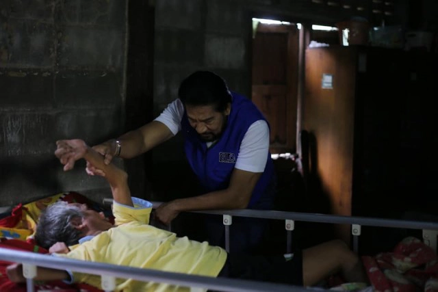 ครอบครัวสุดลำบากเลี้ยงคนป่วยติดเตียง แม่ชราขอแค่มีข้าวมีน้ำกินไปวันๆ