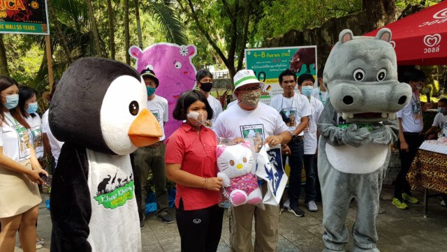 นทท.-แฟนคลับ แห่ร่วมฉลองวันเกิด ฮิปโปฯ แม่มะลิอายุ 55 ปี