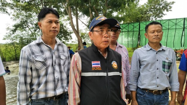 แห่เล่นน้ำคลายร้อนคลองน้ำหลังวัด