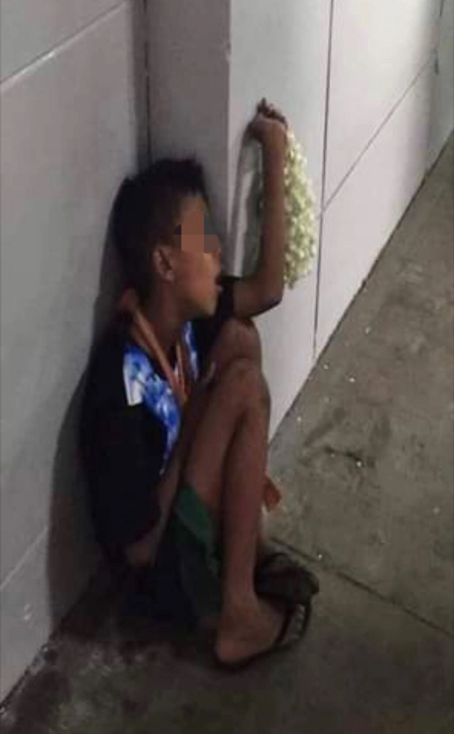 หนุ่มสะเทือนใจเห็นเด็กขายพวงมาลัย เหนื่อยหลับคากำแพง มือประคองดอกไม้