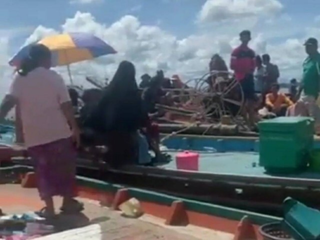 ม็อบประมงปิดล้อมเรือตำรวจน้ำ กดดันปล่อยเรือผิดกม.