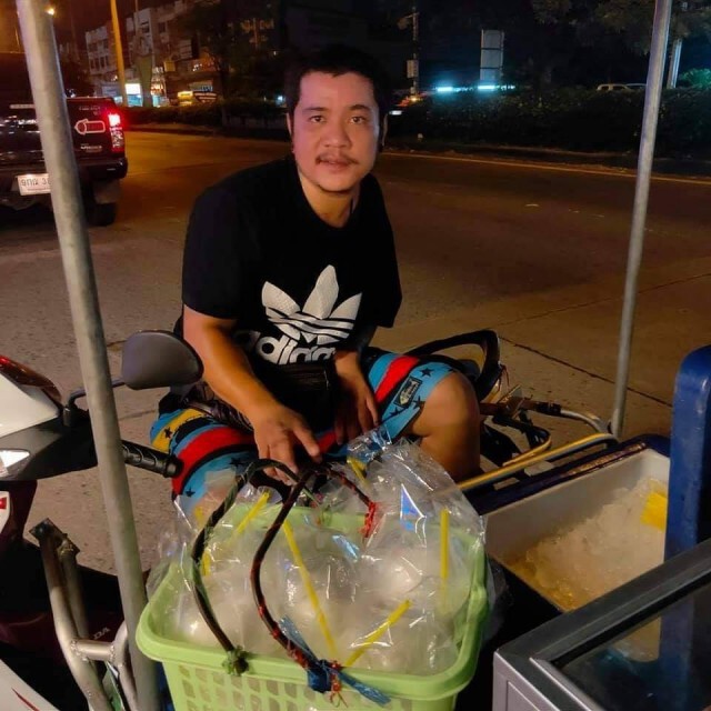 หนุ่มแขนพิการ สู้ชีวิตขายมะพร้าวเลี้ยงแม่-ยาย ขอมีเงินให้ได้กิน