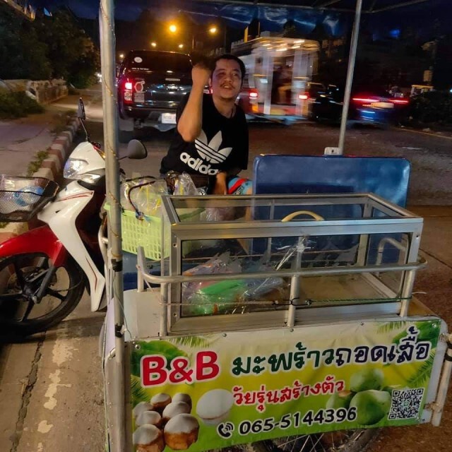 หนุ่มแขนพิการ สู้ชีวิตขายมะพร้าวเลี้ยงแม่-ยาย ขอมีเงินให้ได้กิน