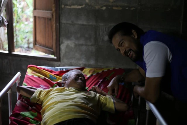 ครอบครัวสุดลำบากเลี้ยงคนป่วยติดเตียง แม่ชราขอแค่มีข้าวมีน้ำกินไปวันๆ