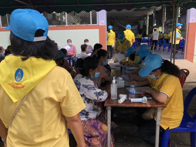 แห่ตรวจเชื้อโควิด-19 ที่รถพระราชทาน