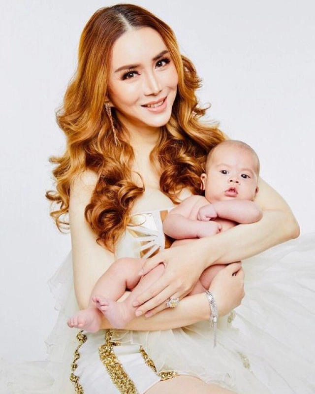 ผู้หญิงข้ามเพศพันล้าน "แอน-จักรพงษ์" เปิดตัวลูกชาย-ลูกสาว เลือดเนื้อเชื้อไขแท้ๆ