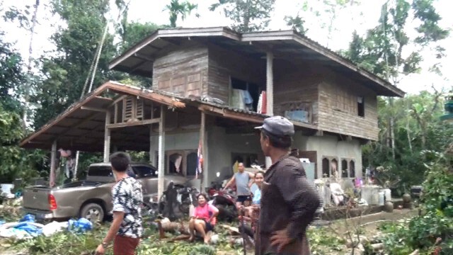 พายุพัดถล่มบ้านกว่า 50 หลัง ไฟฟ้าดับทั้งหมู่บ้าน