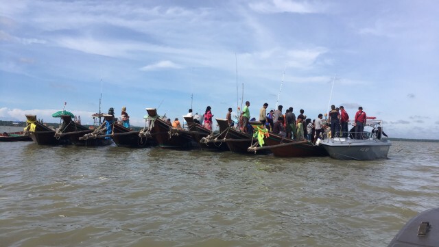 ม็อบประมงปิดล้อมเรือตำรวจน้ำ กดดันปล่อยเรือผิดกม.