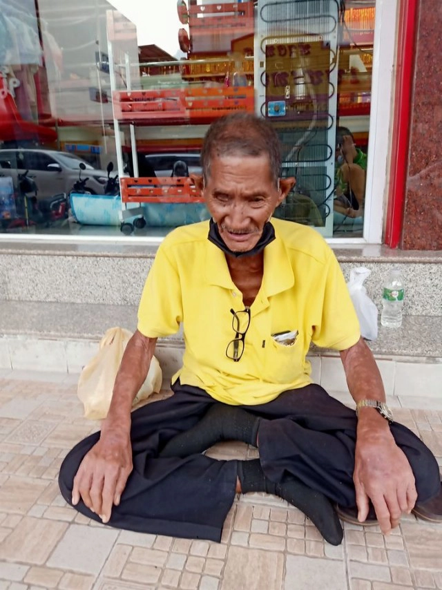 คุณตา ตาบอด1ข้าง ขายปลาตะเพียนเลี้ยงชีพ อาศัยชานชาลารถไฟพักพิง