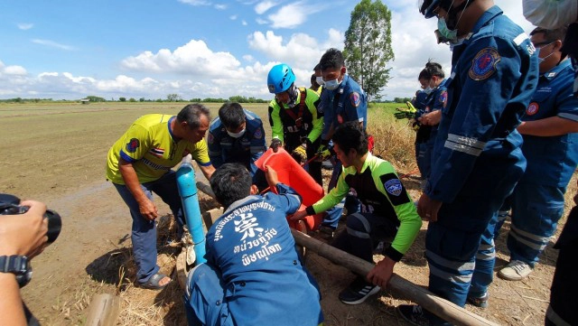 สลด 2 พ่อลูกดับคาก้นบ่อบาดาลลึก 7 เมตร