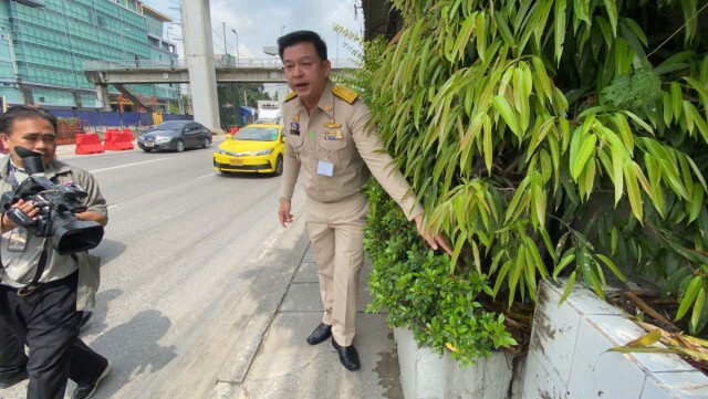 "สิระ" บุกทวงคืนฟุตปาธ ร้านข้าวต้มชื่อดัง