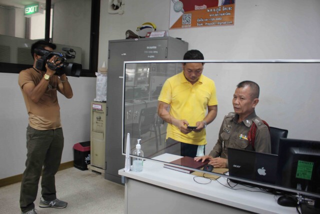 ตำรวจเตรียมแจ้งข้อหา ผญบ.ฟันศอกลูกบ้านหัวน็อกพื้น