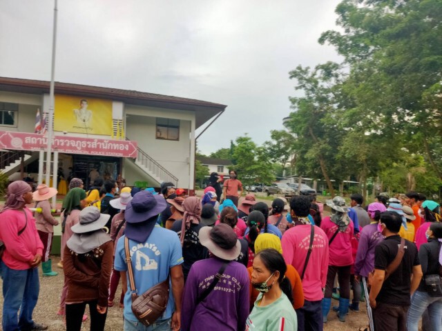 แรงงานต่างด้าวบุกโรงพักสงสัยทำไมต้องจ่าย ตำรวจ 250 ต่อวีซ่า