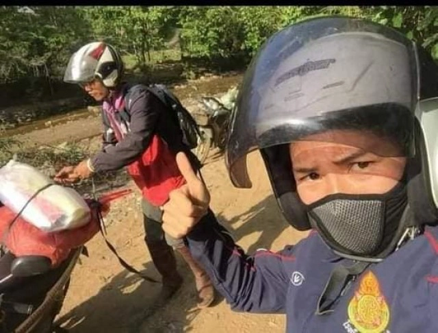 "ครูอ้อ" ฝ่าดินโคลนห้าสิบโลเอาข้าวไปให้นร.กินบนดอย ลำบากแค่ไหนก็ต้องไป