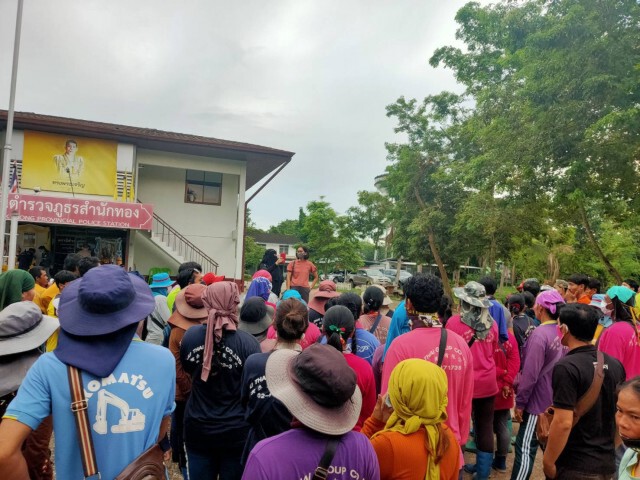 แรงงานต่างด้าวบุกโรงพักสงสัยทำไมต้องจ่าย ตำรวจ 250 ต่อวีซ่า