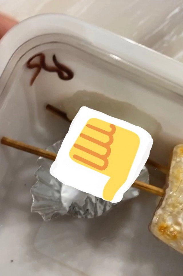 ลูกค้าขนลุก สั่งอาหารร้านญี่ปุ่นชื่อดัง เจอของแถมในท้องปลาแซลมอน ตัวเป็นๆ ดึ๊บๆ