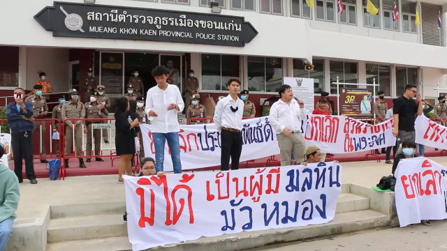 "เพนกวิน" เผาหมายเรียกเย้ยตำรวจ ไม่เห็นด้วยคุมสิทธิเสรีภาพ ปชช.