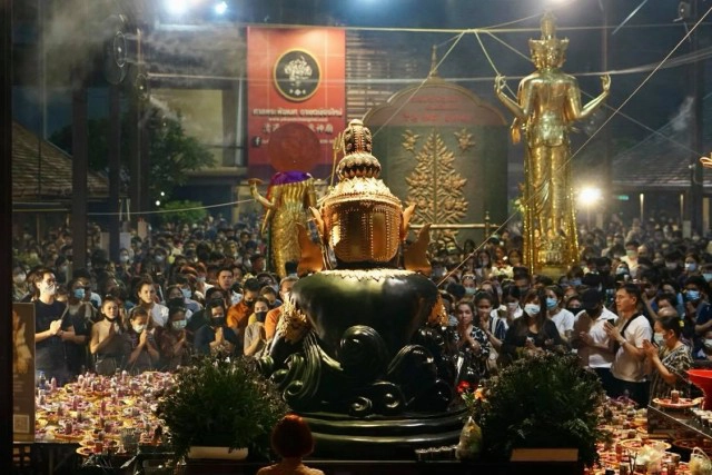 ชาวเชียงใหม่แห่ขอพรพระราหูสู้โควิด19