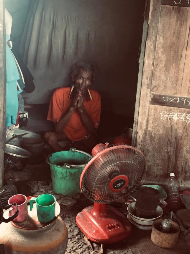 เวทนาชายชราพิการ อยู่กับคู่ชีวิตสติไม่ดีตากำลังจะบอด อาศัยขอข้าววัดประทังชีวิตไปวันๆ