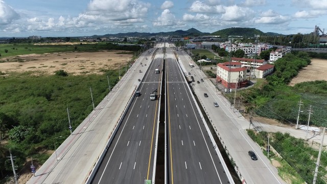 ทางหลวงสร้างสะพานข้ามแยก 'นิคมบ่อวิน' คืบหน้า 93%