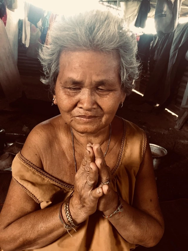 เวทนาชายชราพิการ อยู่กับคู่ชีวิตสติไม่ดีตากำลังจะบอด อาศัยขอข้าววัดประทังชีวิตไปวันๆ