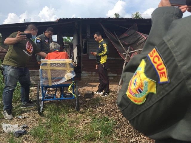 เวทนาชายชราพิการ อยู่กับคู่ชีวิตสติไม่ดีตากำลังจะบอด อาศัยขอข้าววัดประทังชีวิตไปวันๆ