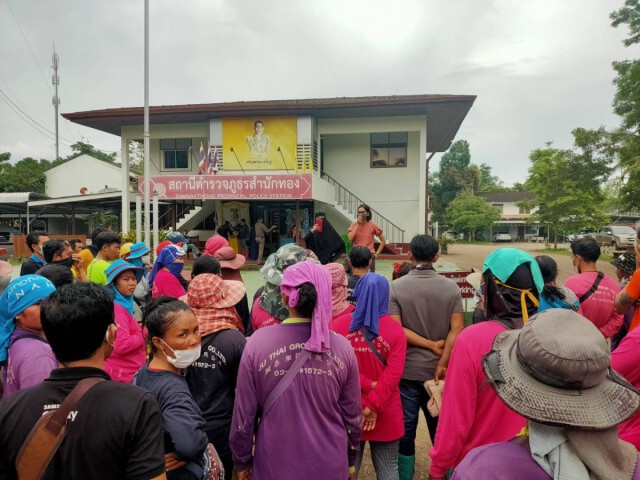 แรงงานต่างด้าวบุกโรงพักสงสัยทำไมต้องจ่าย ตำรวจ 250 ต่อวีซ่า