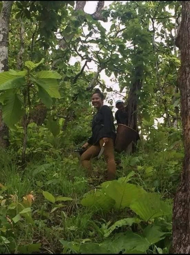 "ครูอ้อ" ฝ่าดินโคลนห้าสิบโลเอาข้าวไปให้นร.กินบนดอย ลำบากแค่ไหนก็ต้องไป