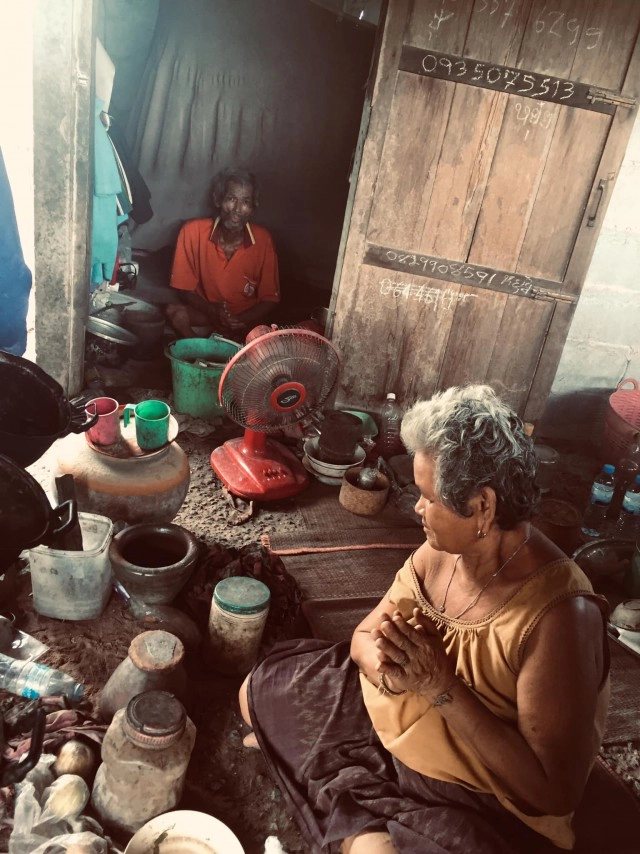 เวทนาชายชราพิการ อยู่กับคู่ชีวิตสติไม่ดีตากำลังจะบอด อาศัยขอข้าววัดประทังชีวิตไปวันๆ