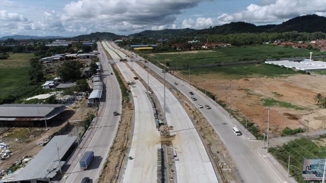 ทางหลวงสร้างสะพานข้ามแยก 'นิคมบ่อวิน' คืบหน้า 93%