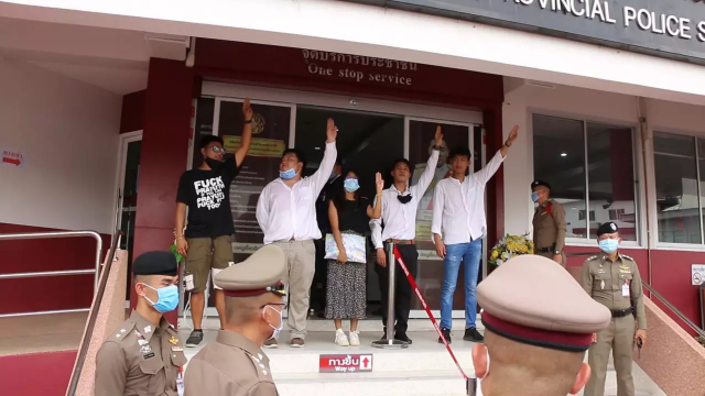 "เพนกวิน" เผาหมายเรียกเย้ยตำรวจ ไม่เห็นด้วยคุมสิทธิเสรีภาพ ปชช.
