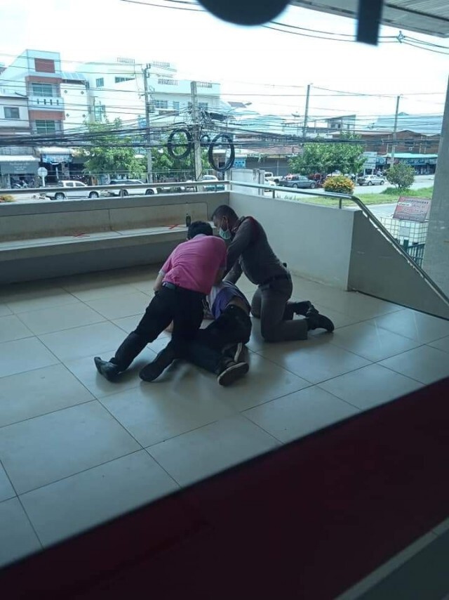 สาวเปิดใจนาทีระทึกชายคลั่งควงมีดจุดไฟเผาใบฝากถอนเงิน
