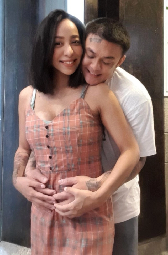 "นิกกี้ พิ้ม" ว่าที่คุณพ่อป้ายแดง ภรรยาตั้งท้องลูกคนแรกแล้ว