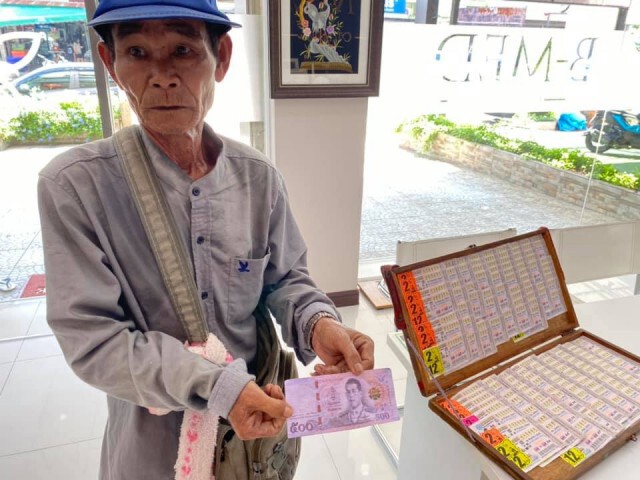 ลุงขายลอตเตอรี่ เห็นหน้าชัดสาวเอาแบงค์ปลอมมาซื้อ เดินร้อนกว่าจะได้ขาย