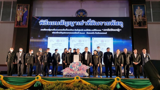 "บิ๊กป้อม" ลงพื้นที่ นครสวรรค์ ช่วยชาวบ้าน มอบสิทธิที่ดิน