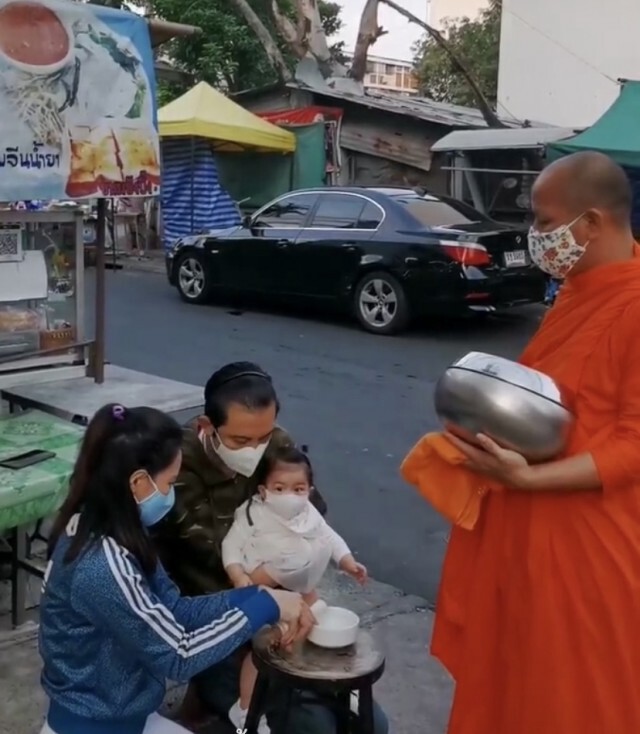 "ติ๊ก"คุกเข่าหน้าบ้านขอเจอลูก"ศรราม"บอกให้กลับไป ไม่งั้นจะเรียกตำรวจ