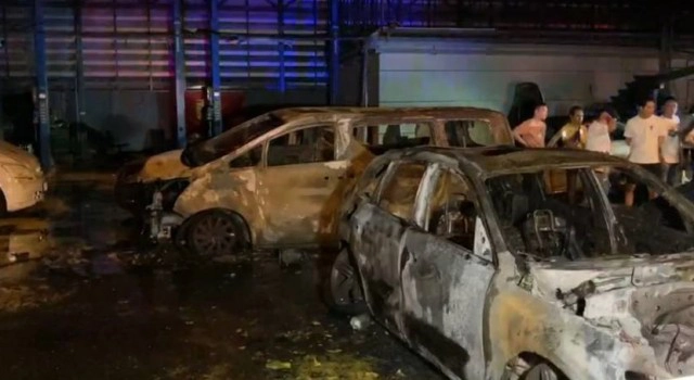 ไฟไหม้ระทึก.! เผาอู่ซ่อม "เบนซ์-ปอร์เช่" วอดเสียหายกว่า 10 ล้าน