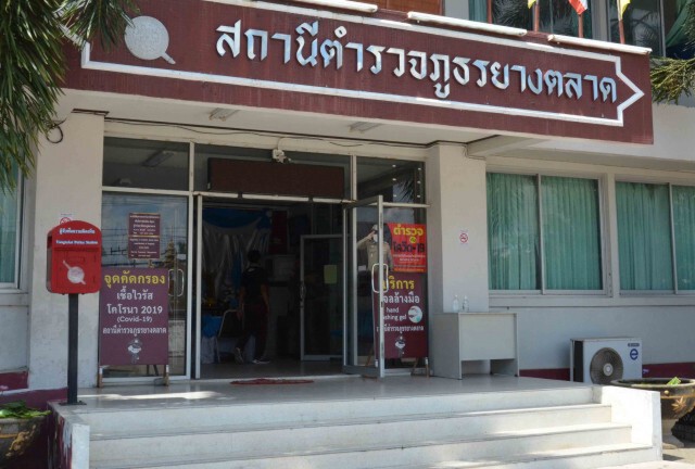 รวบสาวแสบแก๊งตุ๋นหลอกซื้อดาวน์รถไถพบ 8 หมายจับ